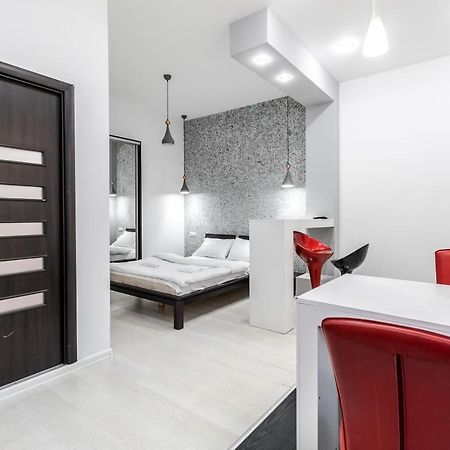 Black And Red Squares Apartment Lwów Zewnętrze zdjęcie