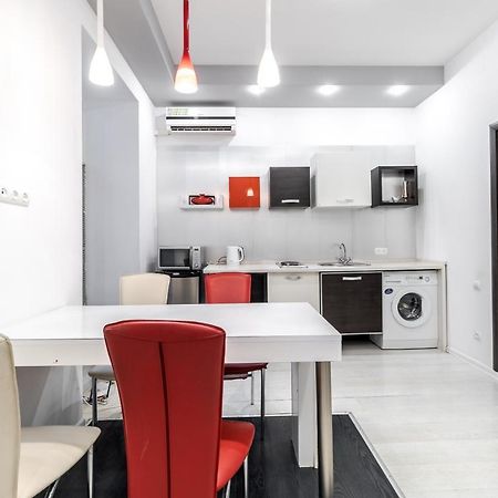 Black And Red Squares Apartment Lwów Zewnętrze zdjęcie