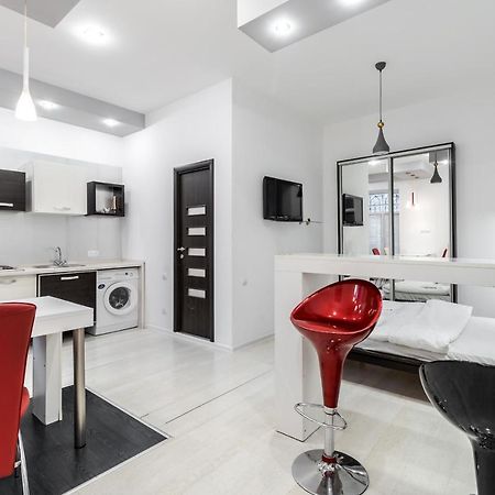 Black And Red Squares Apartment Lwów Zewnętrze zdjęcie
