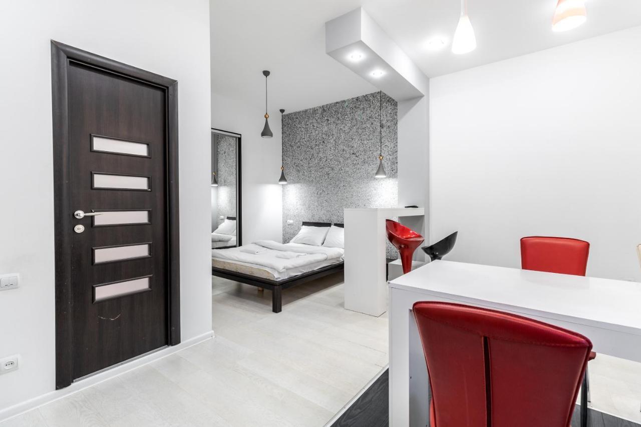 Black And Red Squares Apartment Lwów Zewnętrze zdjęcie
