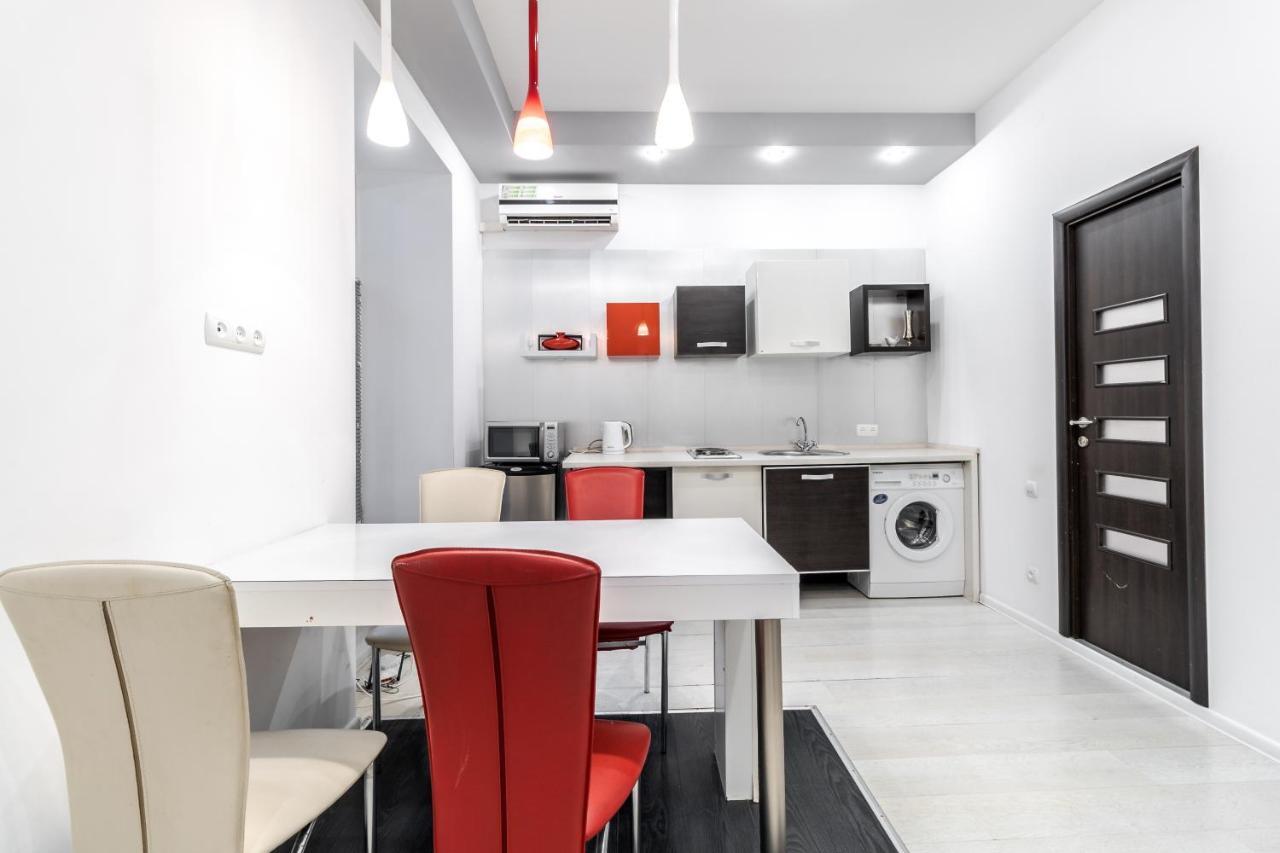 Black And Red Squares Apartment Lwów Zewnętrze zdjęcie