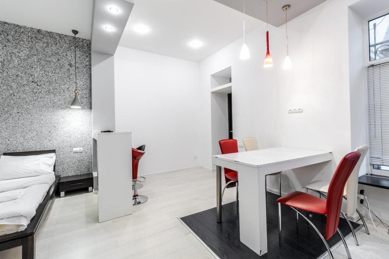 Black And Red Squares Apartment Lwów Zewnętrze zdjęcie