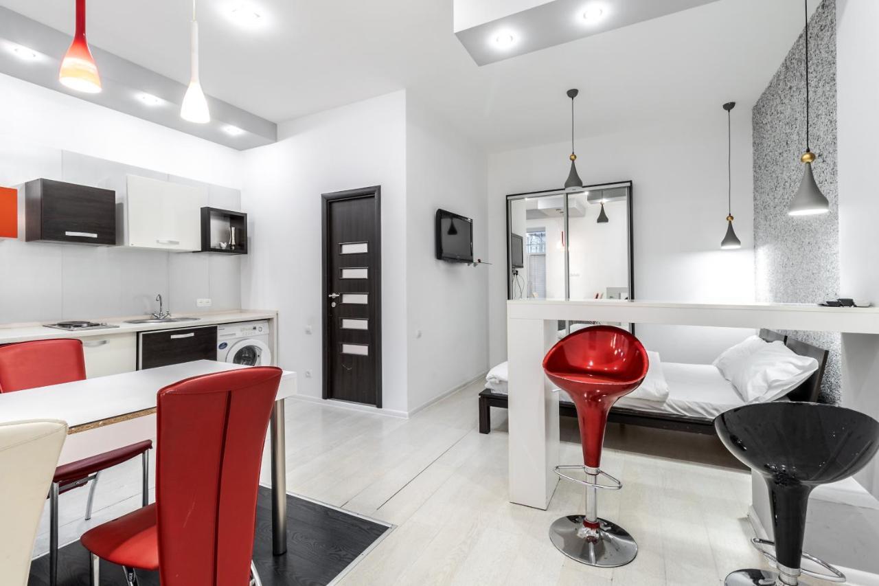 Black And Red Squares Apartment Lwów Zewnętrze zdjęcie